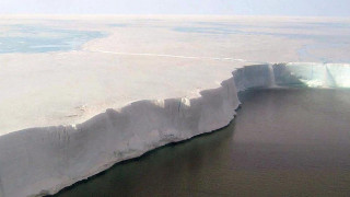 «Έσπασε» η Ανταρκτική, έγινε παγόβουνο η περιοχή Larsen C (vid)