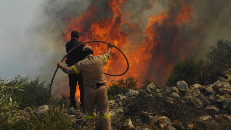 Κόλαση από τη φωτιά στην Κόρινθο: Τραυματίστηκαν πυροσβέστες και κάηκε σπίτι (pics&vid)