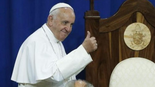 Ο Πάπας... τρολάρει τους γκρινιάρηδες: Η  ταμπέλα που κρέμασε έξω από το διαμέρισμά του (pic)