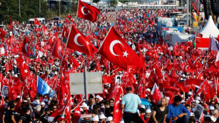 Πραξικόπημα στην Τουρκία: Βγήκαν στους δρόμους κρατώντας τουρκικές σημαίες (pics)