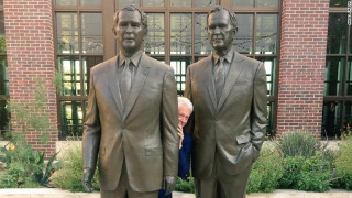 Η φωτογραφία που έγινε viral: Ο Μπιλ Κλίντον κρύβεται ανάμεσα σε δύο Μπους