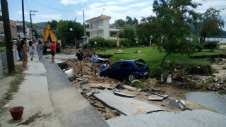 Τεράστιες καταστροφές στη Χαλκιδική - Άνοιξε η γη και «κατάπιε» αυτοκίνητα (pic)
