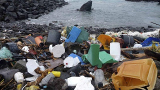 Στους ωκεανούς επιπλέουν περισσότερα από 5 τρισεκατομμύρια κομμάτια πλαστικού
