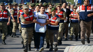 Γιατί στην Τουρκία συλλαμβάνονται όσοι φορούν μπλουζάκι με τη λέξη «ήρωας»;