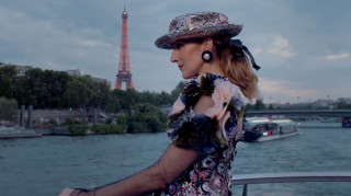 Σελίν Ντιόν: Το νέο fashion icon κατακτάει το Παρίσι για τη Vogue (vids)