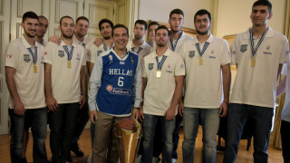Ο διάλογος και τα αστεία του Τσίπρα με τα «χρυσά» παιδιά του ελληνικού μπάσκετ (vid)