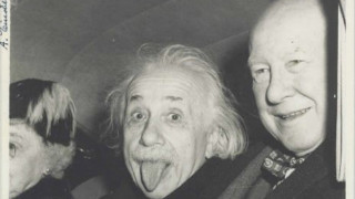 Η πιο αστεία φωτογραφία του Αϊνστάιν με τη γλώσσα έξω πουλήθηκε σε δημοπρασία (Pic)