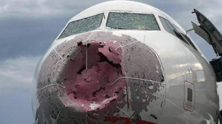 Αγωνιώδης προσγείωση αεροσκάφους που είχε χτυπηθεί από χαλάζι σε μέγεθος μπάλας γκολφ (video)