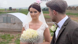 Γάμος - φιάσκο: Γαμπρός έβαλε 50 γουρούνια να συνοδεύσουν τη νύφη στην εκκλησία (vid)
