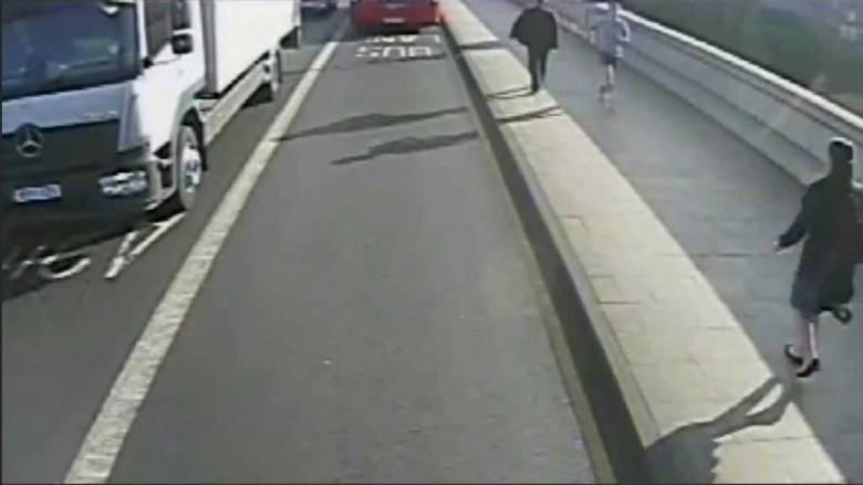Βίντεο ντοκουμέντο: Ανθρωποκυνηγητό για την σύλληψη jogger που έσπρωξε γυναίκα πάνω σε λεωφορείο
