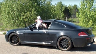 Ρώσος βγάζει το έξι μηνών παιδί του από το παράθυρο αυτοκινήτου και πατάει γκάζι (pic&vid)