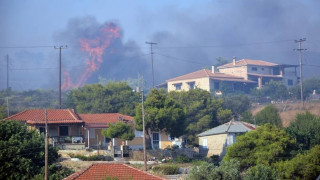 Ζάκυνθος: Οι φλόγες κατευθύνονται προς τα σπίτια στο χωριό Κοιλιωμένος