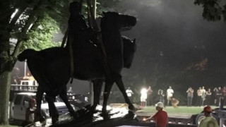 Βαλτιμόρη: Νύχτα απομακρύνθηκαν τα αγάλματα προσωπικοτήτων του αμερικανικού Νότου