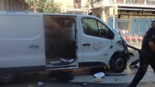 Βαρκελώνη: Δύο ένοπλοι εισέβαλαν σε εστιατόριο - φορτηγό έπεσε σε πλήθος (pic&vid)