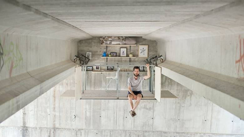 Ισπανός σχεδιαστής έφτιαξε το γραφείο του κάτω από πολυσύχναστη γέφυρα (Pic+Vid)