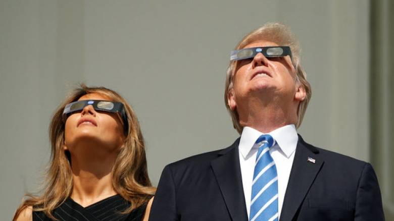 Ντόναλντ και Μελάνια Τραμπ φόρεσαν τα ειδικά γυαλιά και είδαν την έκλειψη ηλίου (pics)