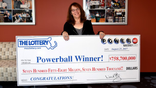 Νοσοκόμα από την Μασαχουσέτη η νικήτρια του 750 εκατομμυρίων δολαρίων Powerball!