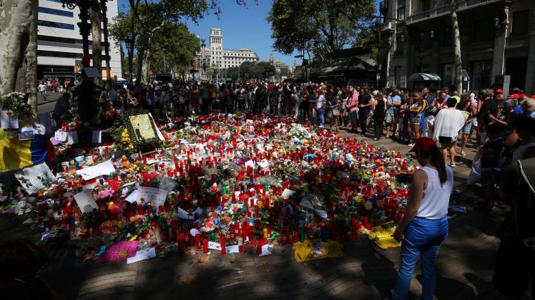 «Δε φοβάμαι» - Ισπανοί διαδηλώνουν στη Βαρκελώνη κατά της τρομοκρατίας (pics&vids)