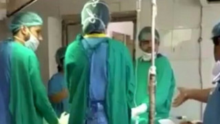 Ινδία: Γιατροί τσακώνονται ενώ η έγκυος βρίσκεται στο χειρουργικό κρεβάτι (vid)