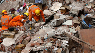 Κτίριο κατέρρευσε από τις βροχές στη Βομβάη: 18 νεκροί – Οικογένειες κάτω από τα ερείπια (pics)