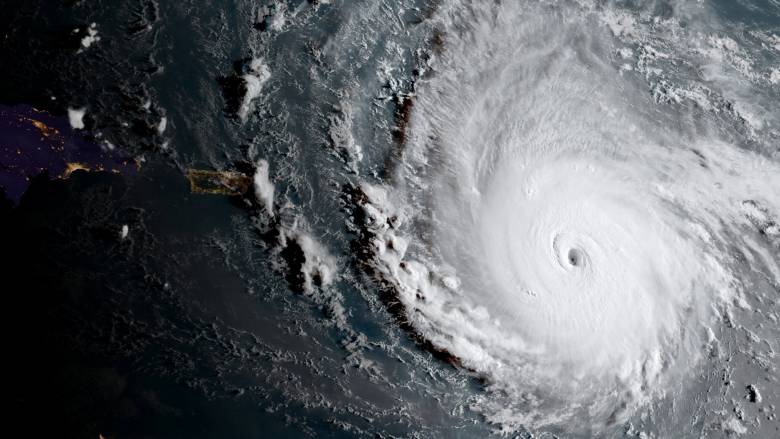 Ο τυφώνας Ίρμα θέτει σε κατάσταση έκτακτου συναγερμού νησιά της Καραϊβικής (pics&vid)
