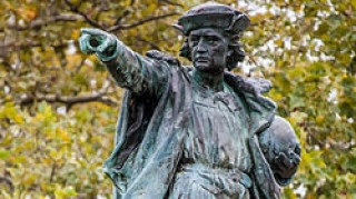 Οι πολίτες της Μινεσότα αποκαθηλώνουν τον Κολόμβο για χάρη του Πρινς
