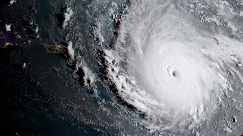Ο τυφώνας Ίρμα «χτύπησε» τα νησιά της Καραϊβικής και απειλεί με πλημμύρες