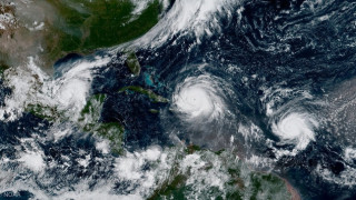 Τρεις τυφώνες πάνω από τον Ατλαντικό: Η εντυπωσιακή φωτογραφία