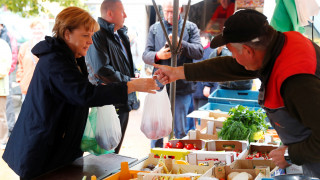 Η Άνγκελα Μέρκελ αγοράζει φρούτα στη λαϊκή (pics)