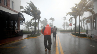 Ίρμα: κυνηγοί καταιγίδων και δημοσιογράφοι μέσα στον τυφώνα (vids)