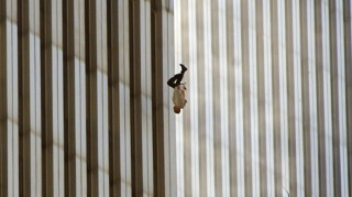 11η Σεπτεμβρίου: Η ιστορία του ανθρώπου που πέφτει στοιχειώνει τις μνήμες