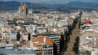 Χιλιάδες Καταλανοί στους δρόμους της Βαρκελώνης για τον εορτασμό της «Ντιάδα» (pics&vid)