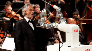 YuMi, το πρώτο ρομπότ-μαέστρος διηύθυνε τον Αντρέα Μποτσέλι σε όπερα του Βέρντι (pics&vid)