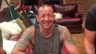 Ο Chester Bennington των Linkin Park "ευτυχισμένος" στο τελευταίο video της ζωής του