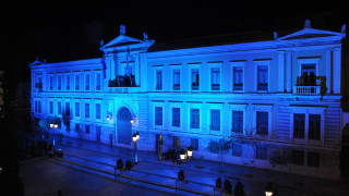 Με το μπλε χρώμα της Δημοκρατίας φωτίστηκε το Κεντρικό Κατάστημα της Εθνικής Τράπεζας