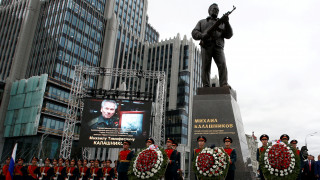 Το άγαλμα του Μιχαήλ Καλάσνικοφ στήθηκε στο κέντρο της Μόσχας (pics)