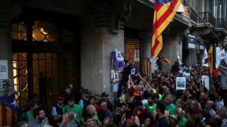 Δημοψήφισμα Καταλονία: Συνεχίζεται η «πολιορκία» έξω από το υπουργείο Οικονομικών