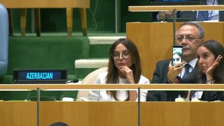 Οργή για τις selfies της κόρης του προέδρου του Αζερμπαϊτζάν ενώ αυτός μιλούσε για γενοκτονία (Vid)