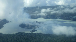 Συναγερμός στον Ειρηνικό: Εκκενώνουν ολόκληρο νησί μετά από έκρηξη ηφαιστείου (Pics)