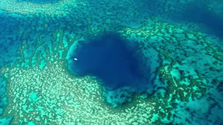 Υπάρχει παράδεισος: Ανακάλυψαν «μπλε τρύπα», αλλά δεν θέλουν να ξέρουμε τις συντεταγμένες της (Vid)
