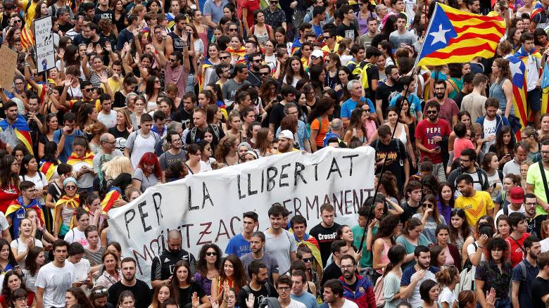 Χιλιάδες Καταλανοί «πλημμύρισαν» τους δρόμους κατά της αστυνομικής βίας (pics&vids)