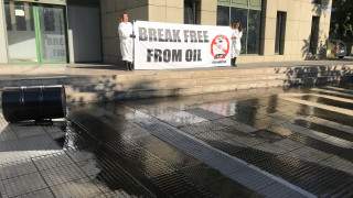 «Πετρελαιοκηλίδα» έξω από το υπουργείο Ενέργειας σχημάτισε η Greenpeace