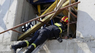 Κατέρρευσε κτίριο στην περιοχή του Πειραιά - Έρευνες για εγκλωβισμένους