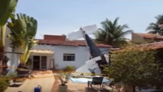 Αεροσκάφος «προσγειώθηκε» σε πισίνα σπιτιού στην Βραζιλία (vid)