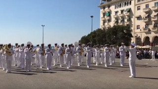 H μπάντα του Πολεμικού Ναυτικού παίζει... Despacito (vid)
