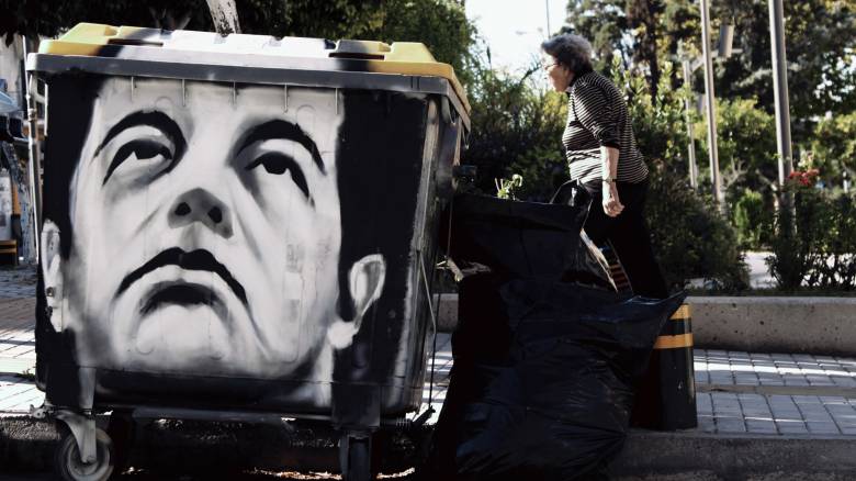 Ο Αλέξης Τσίπρας έγινε γκράφιτι σε κάδο σκουπιδιών (pics)