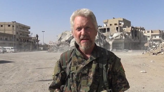 Ο Βρετανός ηθοποιός που πολεμά τον ISIS πανηγυρίζει την απελευθέρωση της Ράκα με το «Bang Bang»