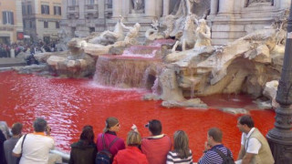 Τα νερά της Φοντάνα ντι Τρέβι βάφτηκαν κόκκινα (pics&vid)