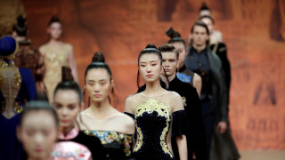 Κίνα: Φοιτητές δημιουργούν ένα μοναδικό φόρεμα...από 6.000 φύλλα!