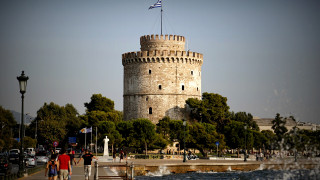 Θεσσαλονίκη: Άγνωστοι έριξαν...σαμπουάν στο σιντριβάνι του Λευκού Πύργου (pic)